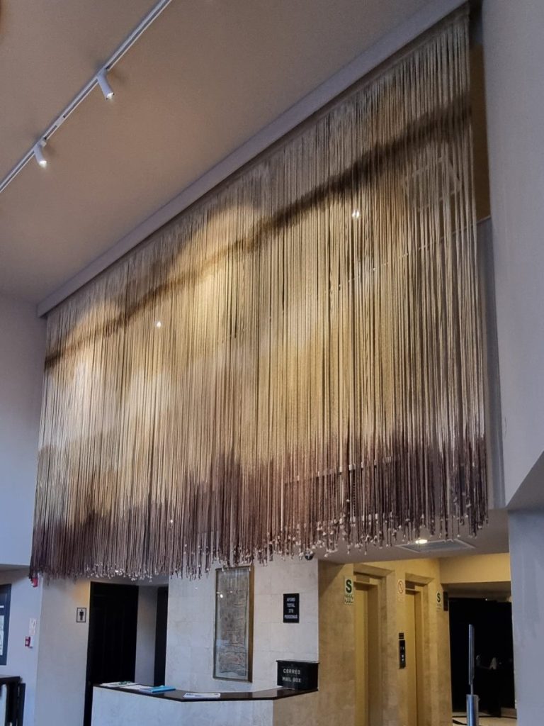 Realizado a pedido para el Hotel José Antonio - sede Miraflores.  Hechos con hilos de algodón teñidos a mano y listón de madera. Pieza única