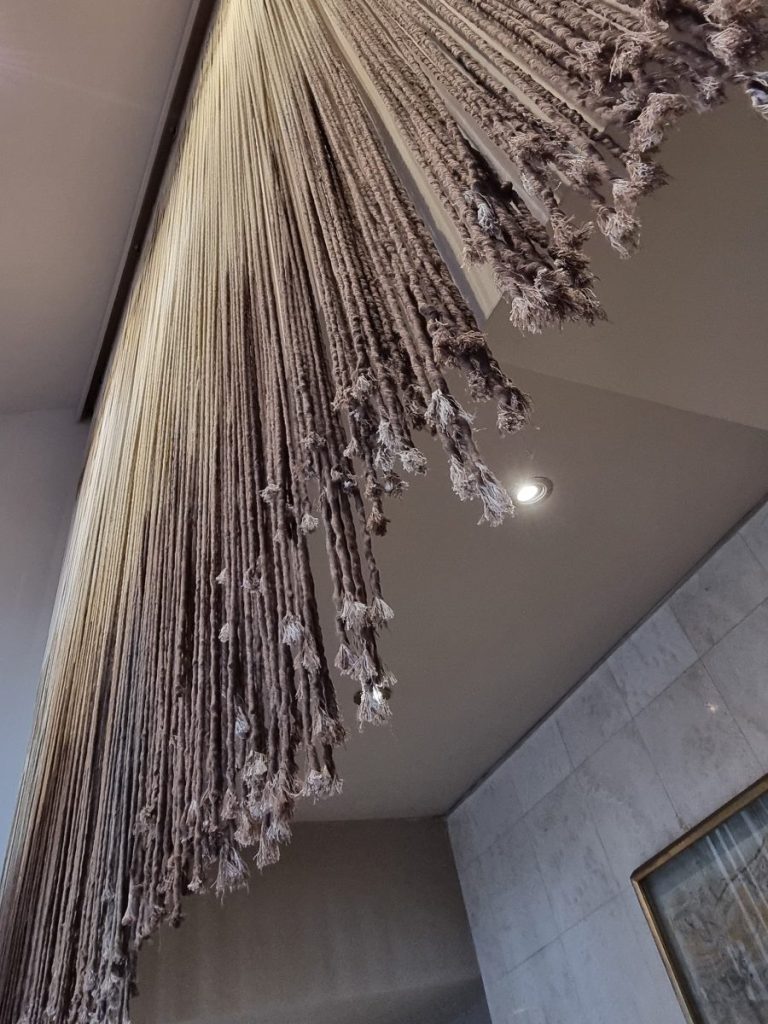 Realizado a pedido para el Hotel José Antonio - sede Miraflores.  Hechos con hilos de algodón teñidos a mano y listón de madera. Pieza única